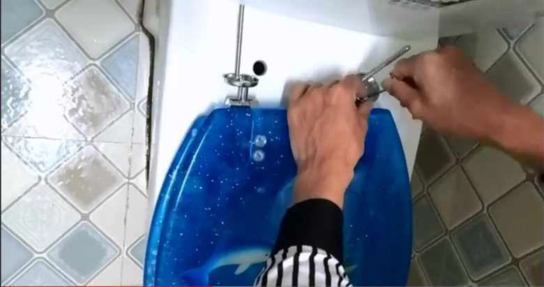 1523953717335333.jpg toilet seat installation