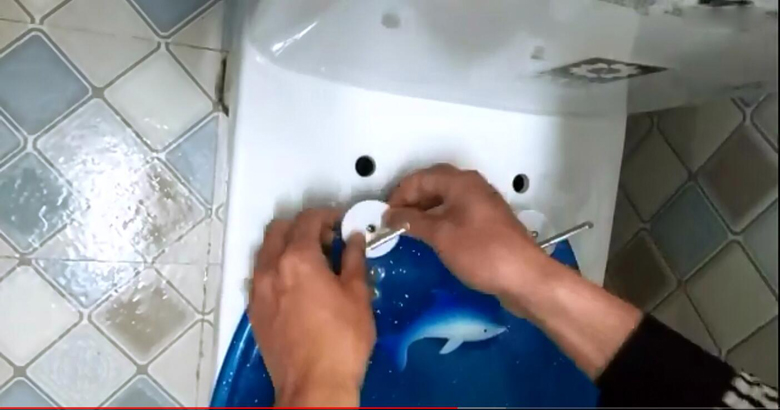 1523954016169728.jpg toilet seat installation