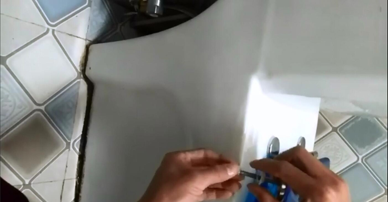 1523954029528972.jpg toilet seat installation
