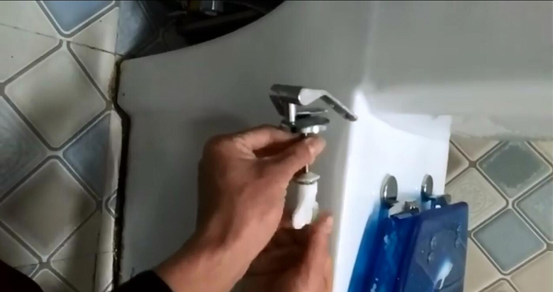 1523954044756152.jpg toilet seat installation